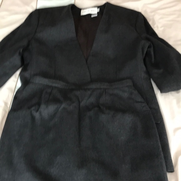 Woman’s skirt suit - Picture 1 of 4